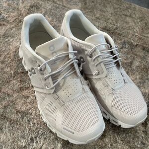 NWOT ON CLOUD 5 WOMENS RUNNING SHOES